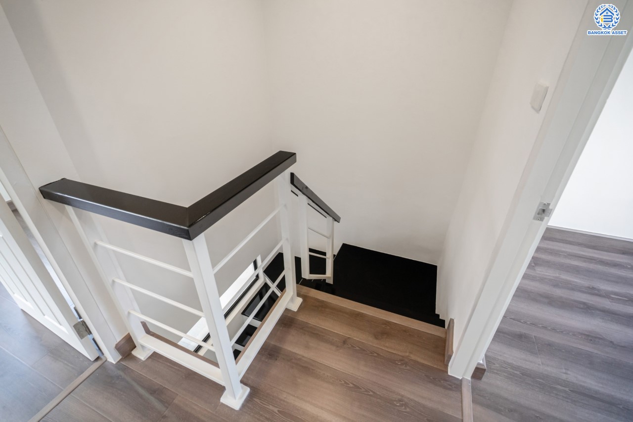 ทาวน์เฮ้าส์มือสอง ย่านนนทบุรี  ม.พฤกษา54 วงแหวน-คลองถนน บ้านพร้อมอยู่สไตล์โมเดิร์น ฟังก์ชัน 3 ห้องนอน 2 ห้องน้ำ จอดรถได้ 1 คัน เนื้อที่ 17.6 ตร.ว. บนทำเลศักยภาพ เชื่อมต่อถนนกาญจนาฯ ใกล้เซ็นทรัลเวสต์เกต รถไฟฟ้าสายสีม่วง "สถานีตลาดบางใหญ่" และ ทางด่วน "ศรีรัช"